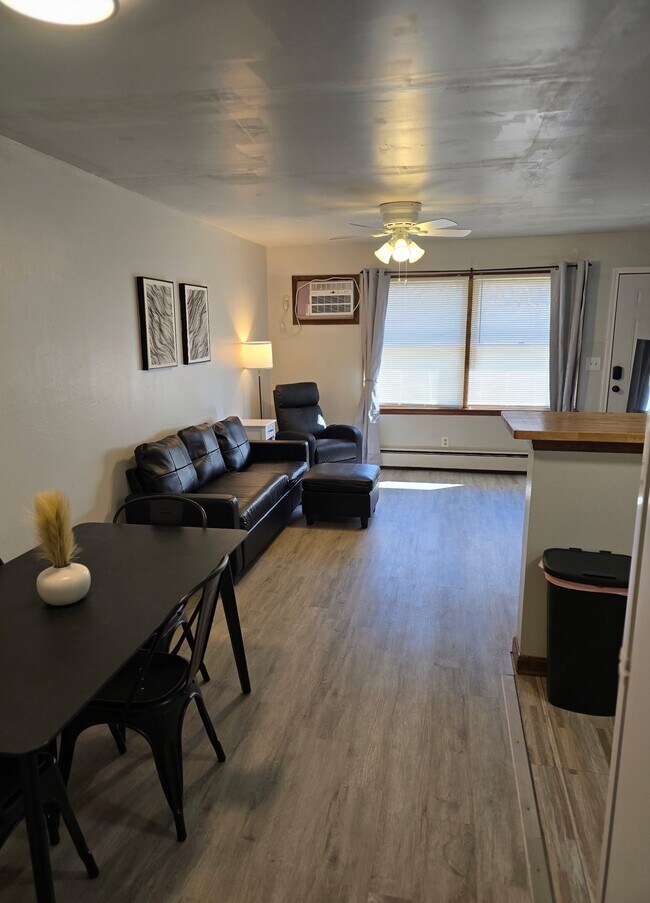 Building Photo - 506 E Elm St