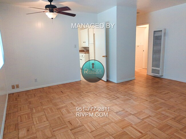 Foto del edificio - This centrally located Riverside duplex will go fast!!