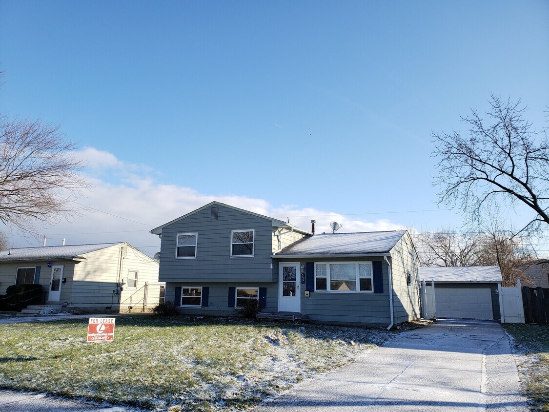 Primary Photo - Modern Comfort 4-Bedroom Split-Level with ...