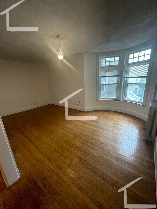 Building Photo - Spacious 3 bedroom