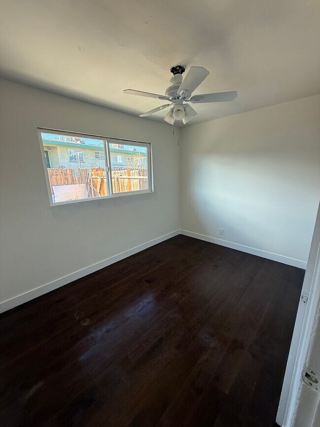 Foto del edificio - Beautifully Refurbished 2 Bedroom, 1 Bath Apartment