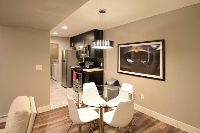 Building Photo - 950 Seven Hills Dr