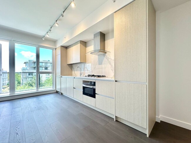 Building Photo - 5168 Cambie St