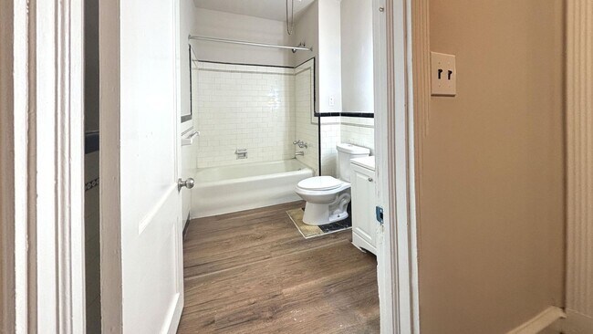Foto del edificio - Charming 2-BR Home with Vintage Character in Upper Darby