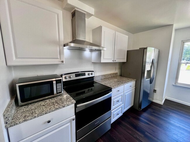Foto del edificio - 3BR Townhome Near Town Center