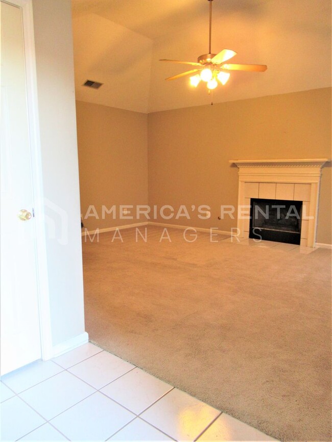 Building Photo - Home Available in Leeds! AVAILABLE NOW!!