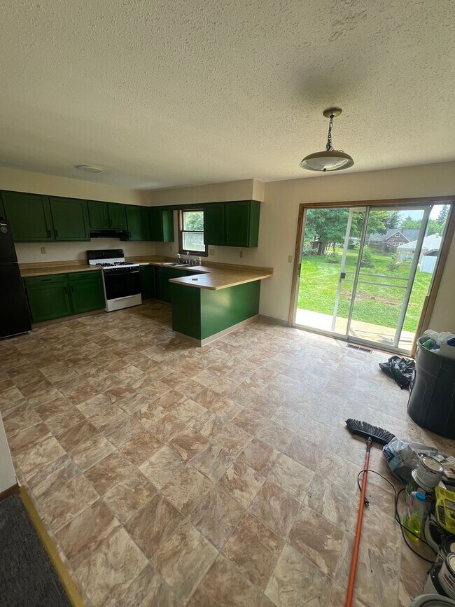 Foto del edificio - Southeast Erie 3 Bed with 2 Car Garage