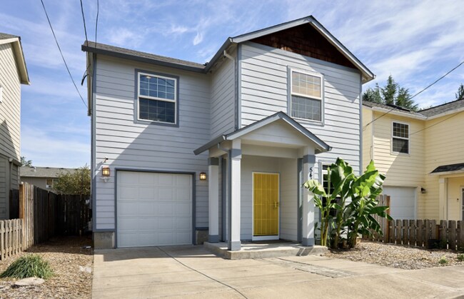Building Photo - Beautifully Updated 3-Bed Detached Home Ne...