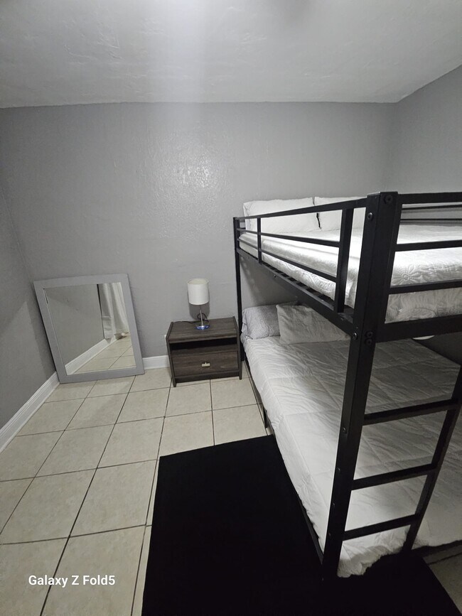 Foto del edificio - 2401 NW 7th St