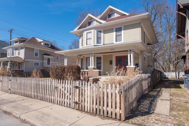 Building Photo - 210 E 33rd St
