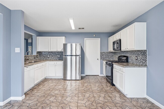 Foto del edificio - 8143 Sanders Forest Ct