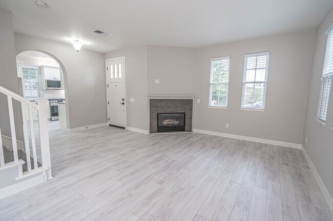 Building Photo - Woodland 3 Bedroom Home for Rent in Valencia!
