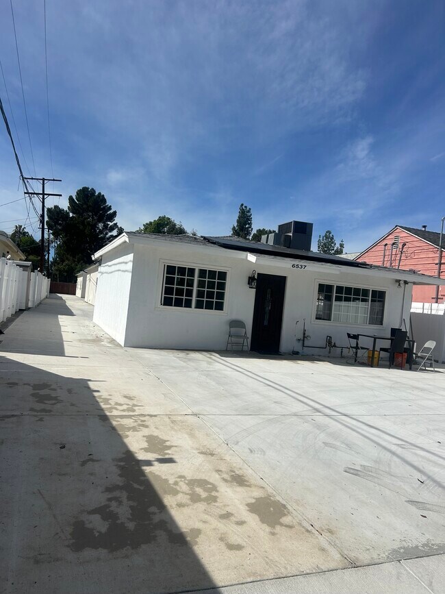 Foto del edificio - 6537 Valjean Ave