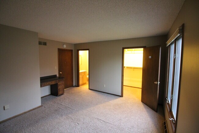 Building Photo - 1441 Valley View Dr