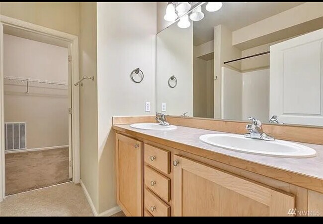 Foto del edificio - 501 225th Ln NE