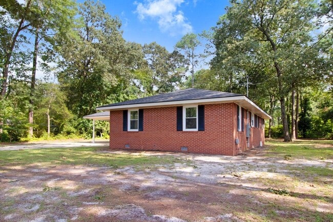 Building Photo - 3 BR, 1.5 BA Brick Ranch in Goldsboro