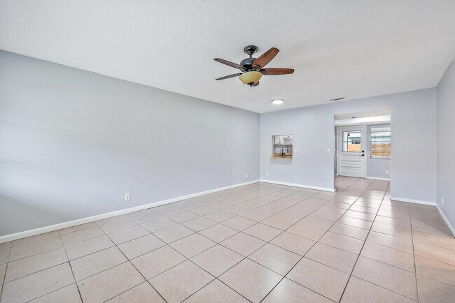 Building Photo - 9050 E Highland Pines Blvd