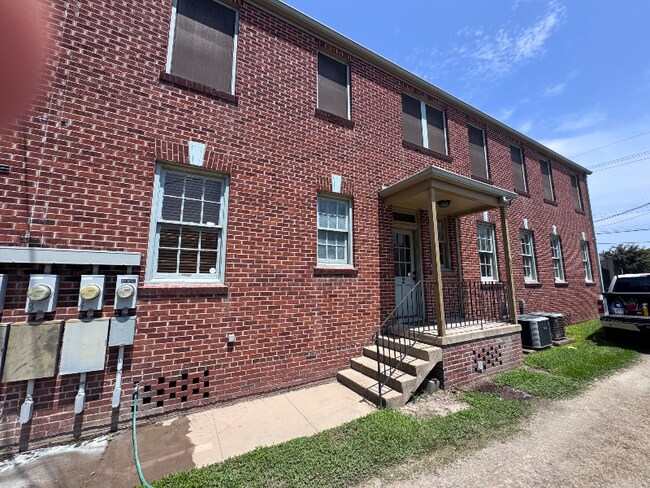 Foto del edificio - 317 W University Ave