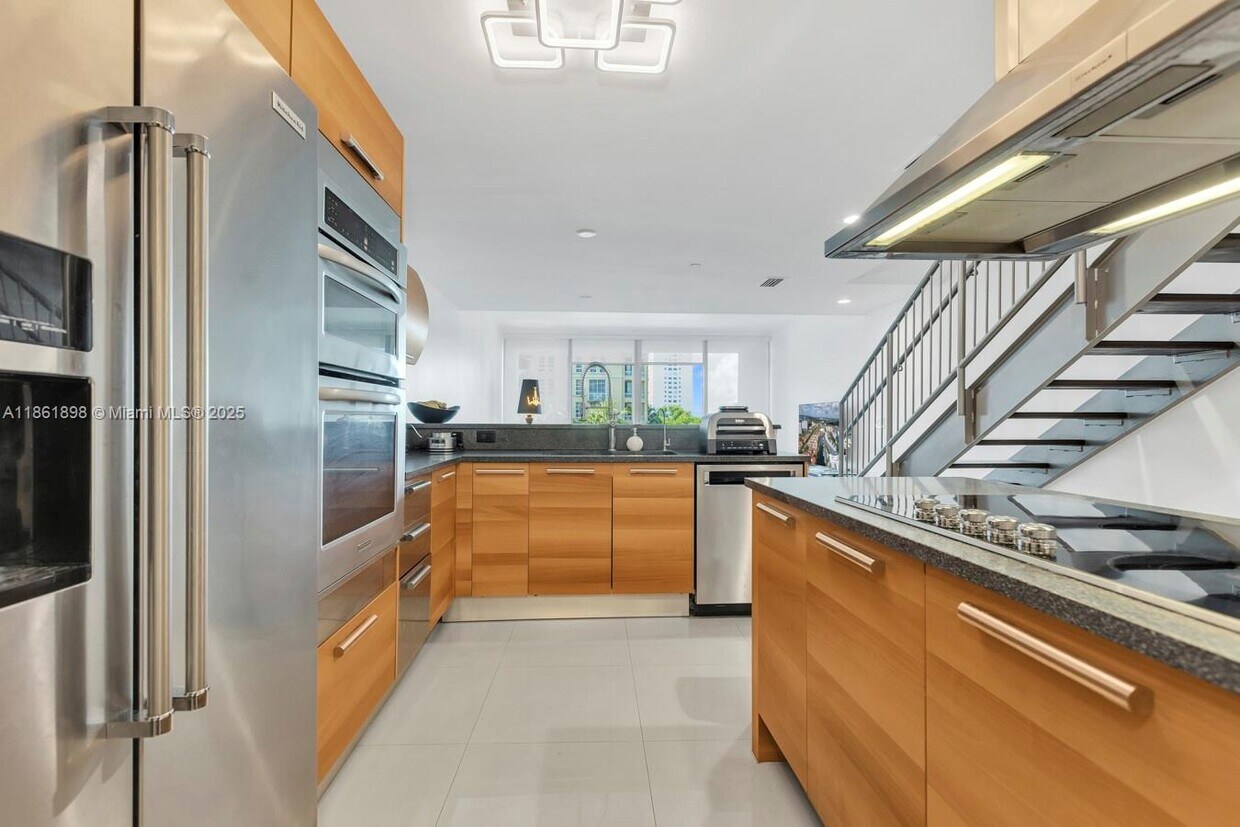 Foto principal - 2950 NE 188th St