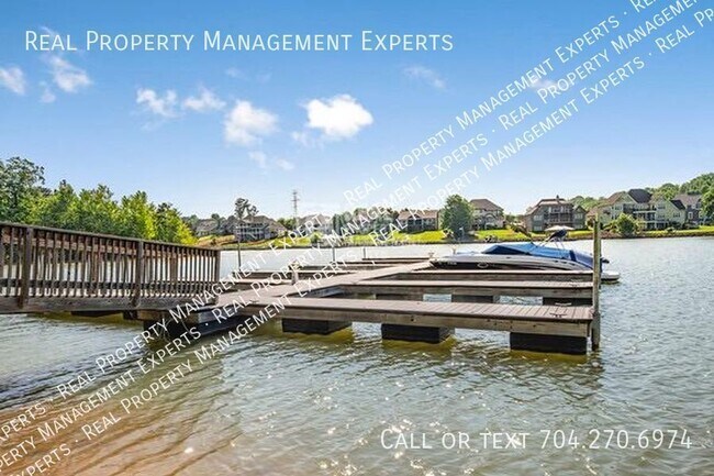 Foto del edificio - Amazing 4 Bed 3.5 Bath Town Home on Lake N...