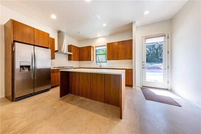 Building Photo - 707 Cardinal Ln