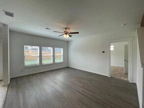 Building Photo - 815 Summer Vlg Wy
