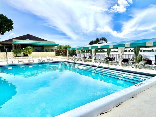Foto del edificio - 109 Lake Emerald Dr