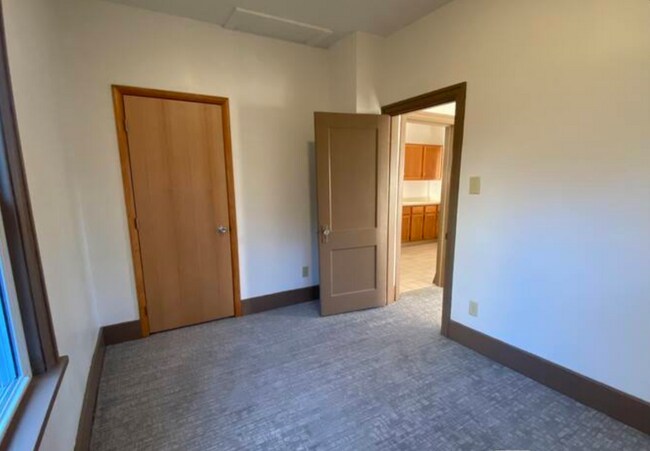 Foto del edificio - 334 N Covell Ave