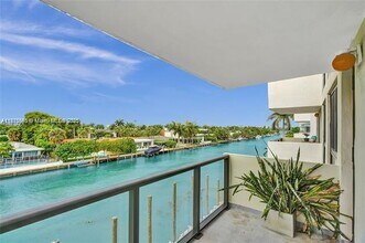 Building Photo - 9800 W Bay Harbor Dr