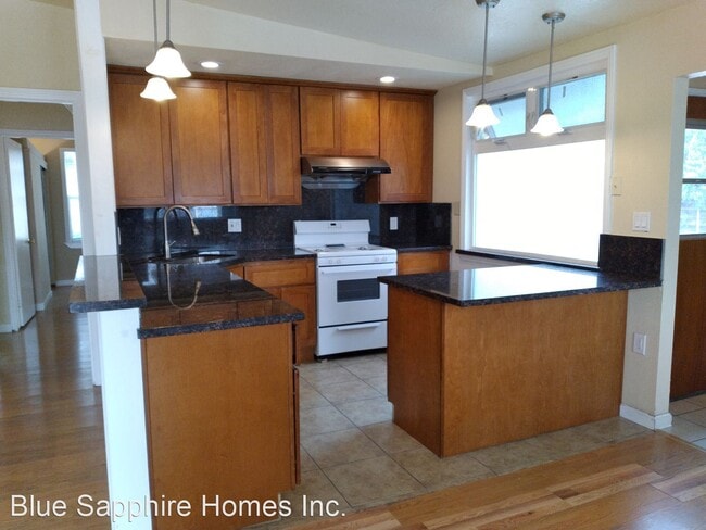 Foto del edificio - 3 br, 2 bath House - 771 Madrone Ave