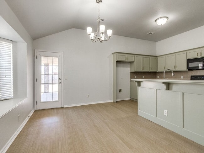 Foto del edificio - Updated Home + North Edmond + 4 Bedrooms