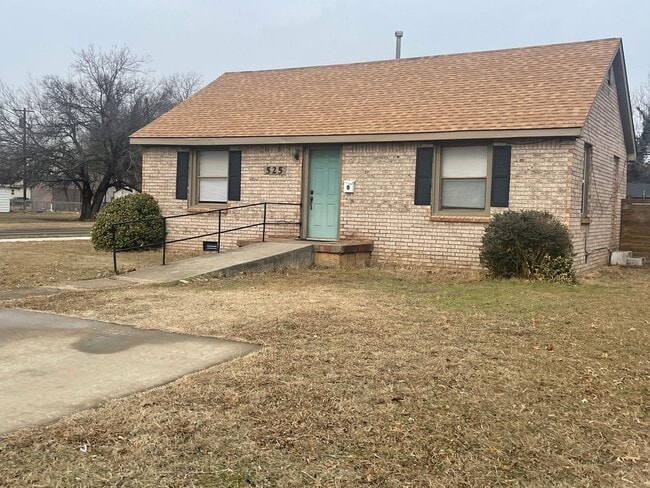 Building Photo - 2 bed 1 bath, laundry connections, large fenced yard, corner lot!