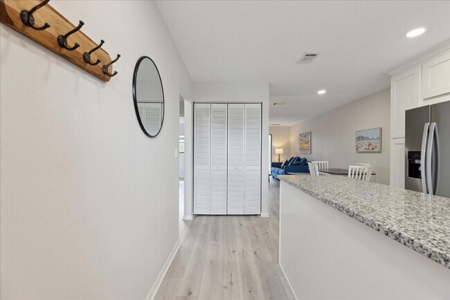 Building Photo - Furnished or unfurnished, beautifully remo...