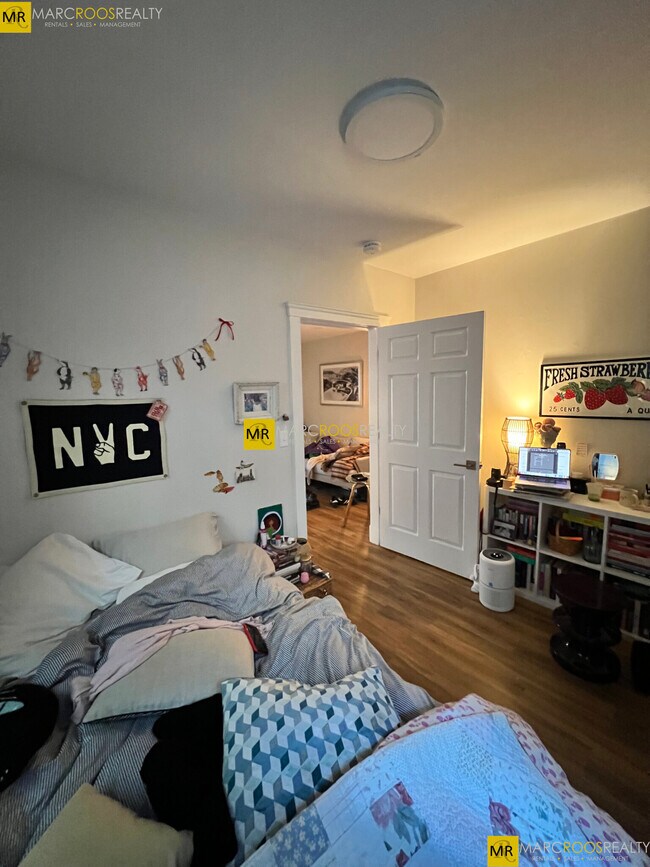 Building Photo - 827 Beacon St