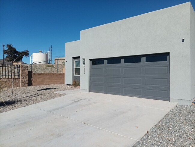 Foto del edificio - Newly-renovated 3 bedroom, 2 bathroom in Los Lunas! All new appliances! HUGE yard! Showings avail...