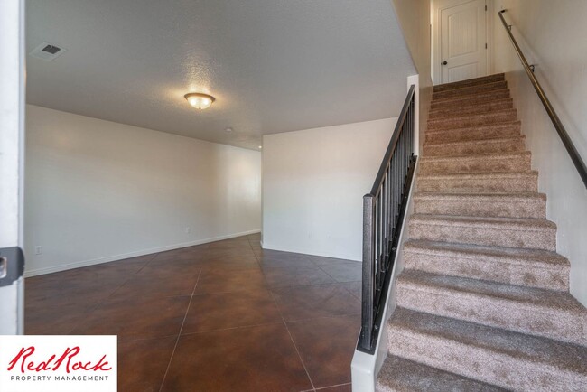 Foto del edificio - DOG-FRIENDLY 3 Bedroom Townhome with INTER...