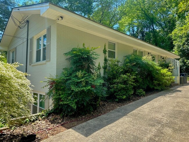 Building Photo - Short distance from Campus and Downtown Au...