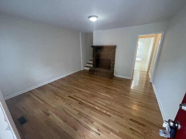 Building Photo - 2 Bedroom 1.5 Bathroom Townhome!
