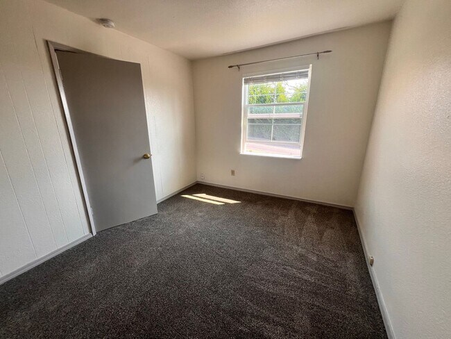 Building Photo - 2 Bedroom 1 Bathroom House!