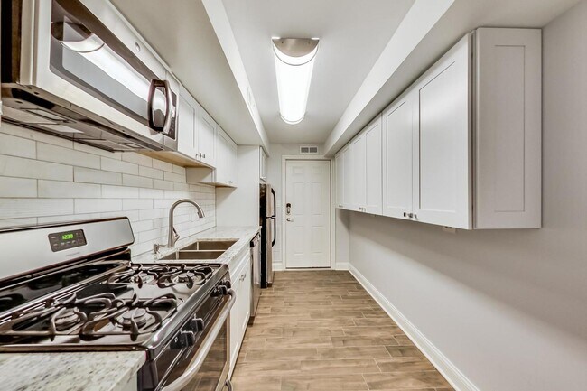 Building Photo - 639 W Fullerton Pkwy