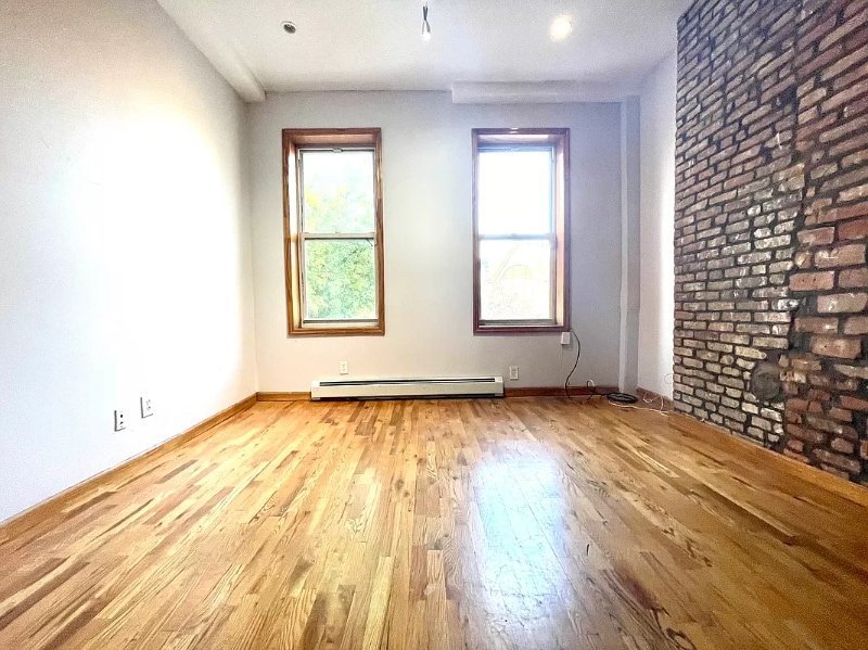 Primary Photo - 17-20 Greene Ave