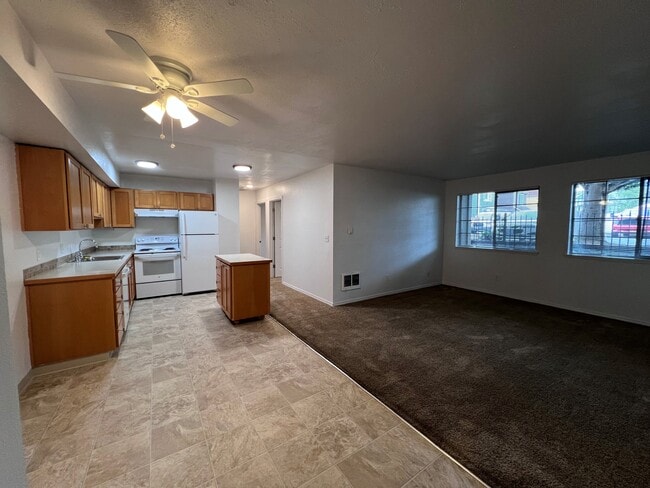 Building Photo - 17250 SW Heritage Ct