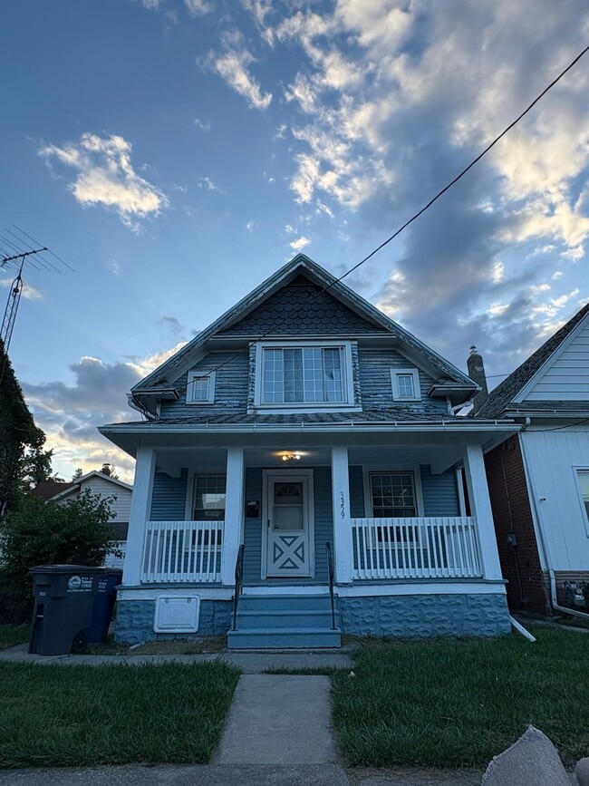 Building Photo - 3359 Chestnut St