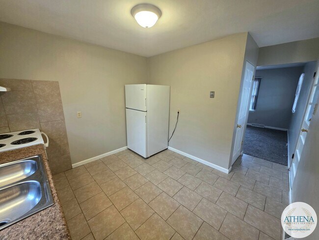 Foto del edificio - 3 Bedroom / 1 Bath House - SIZABLE YARD & W/D INCLUDED