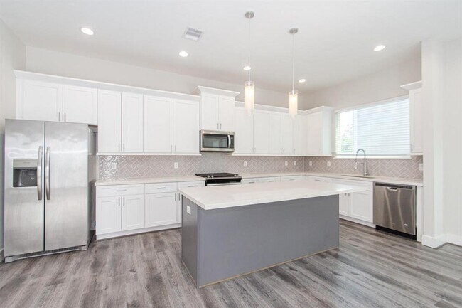 Foto del edificio - 3344 Pinemont Dr
