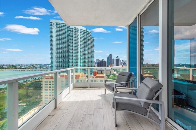 Building Photo - 2020 N Bayshore Dr
