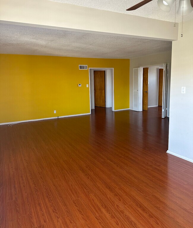 Foto del edificio - 5012 W 58th Pl