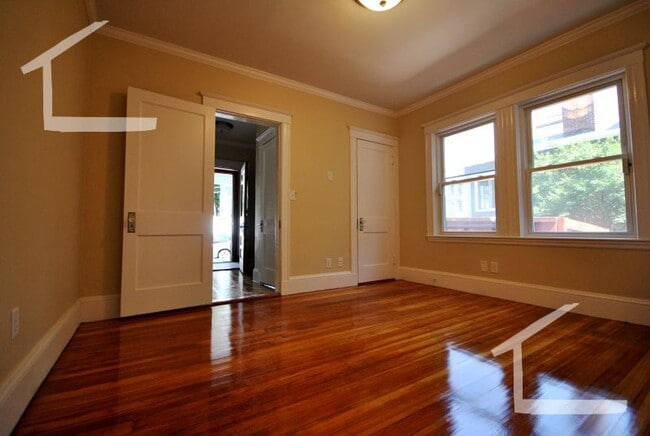 Building Photo - Large 4 bed in Oak Square