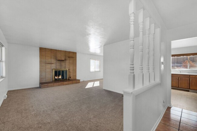 Building Photo - Beautiful 3bdrm 2 car garage Trilevel clos...