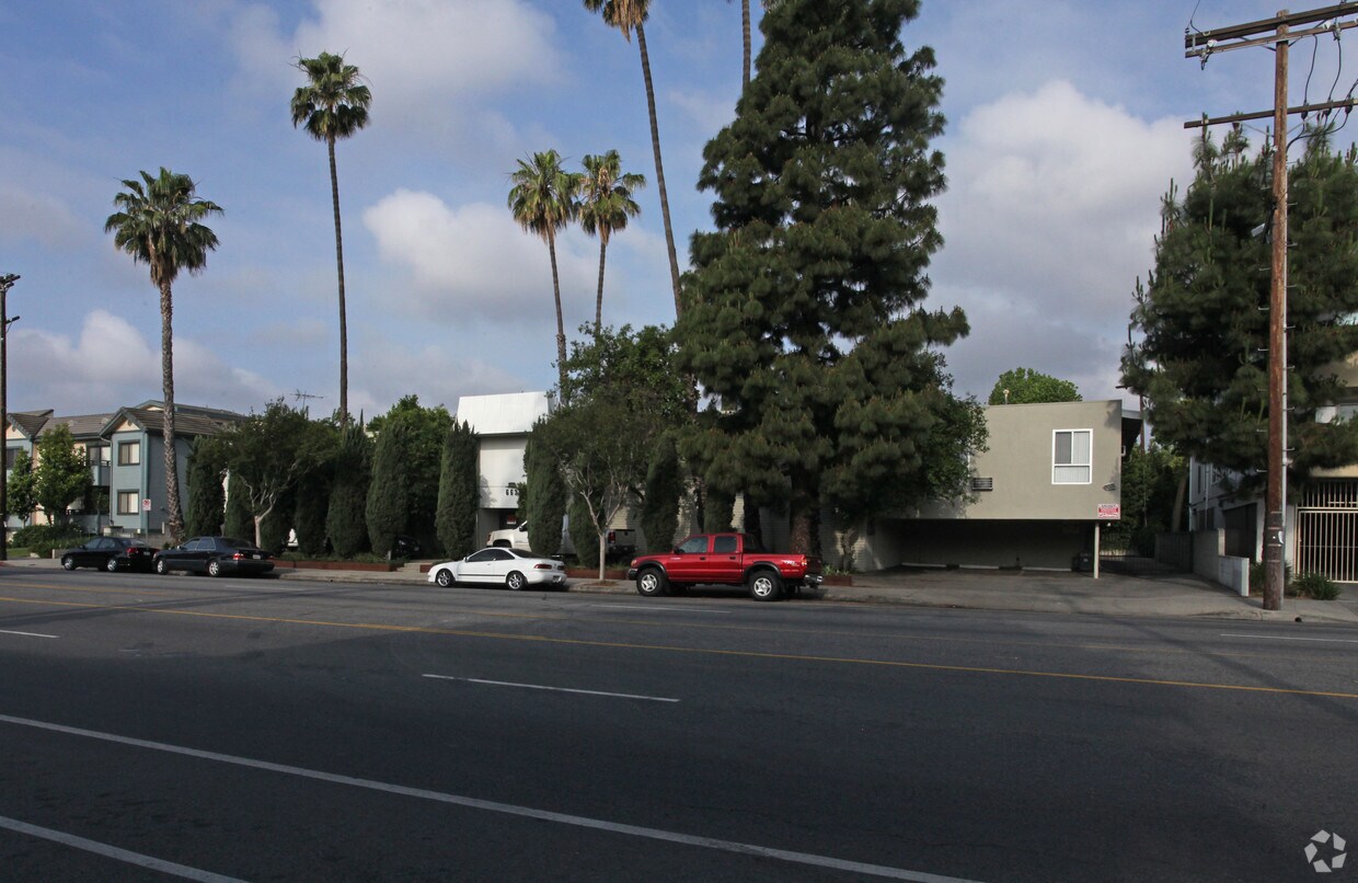 Foto del edificio - 6633 Woodman Ave